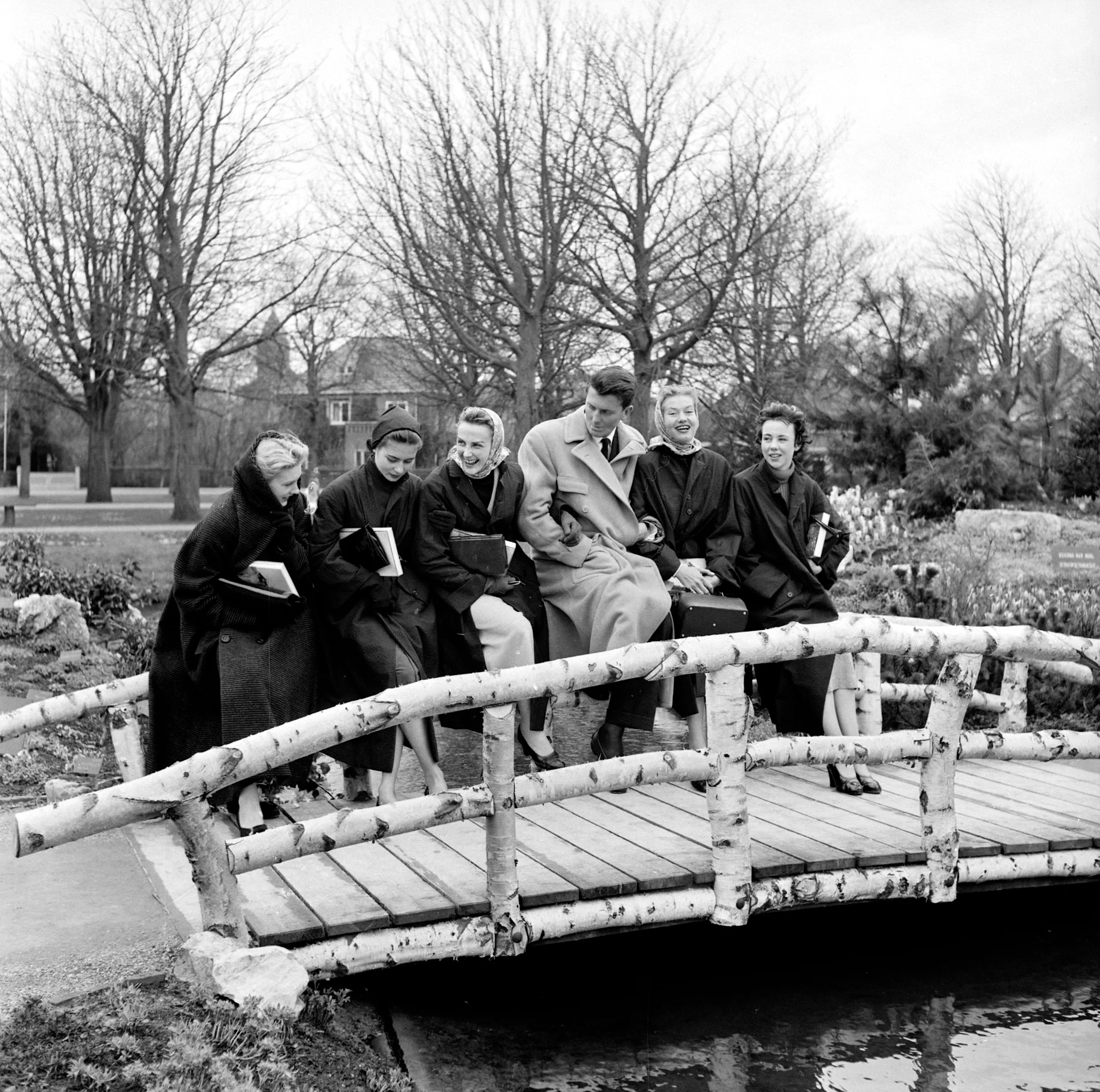 Hubert de Givenchy with mannequins at the Flora 1953 International Flower Exhibition in Heemstede.